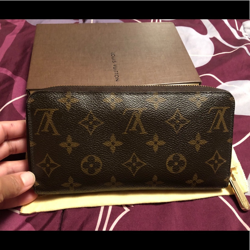 Authentic Louis Vuitton Zippy monogram wallet